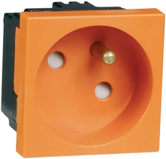 Orange Steckdose mit zwei runden Löchern und Erdungsstift in der Mitte.