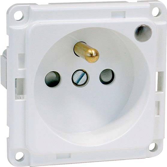 Eine weiße europäische Steckdose mit zwei runden Löchern und einem Erdungsstift in der Mitte, passend für Schukostecker.
