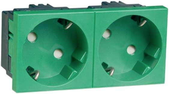 Doppelsteckdose mit grüner Abdeckung, geeignet für europäische Stecker. Ideal für die gleichzeitige Nutzung von zwei Elektrogeräten.
