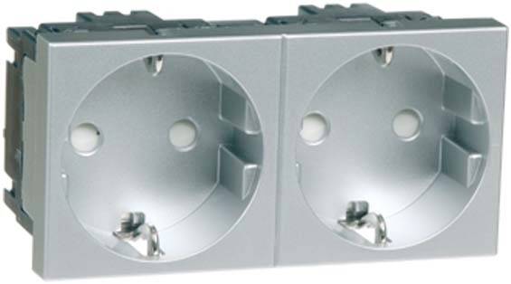 Doppelsteckdose aus Metall für elektrische Anschlüsse.