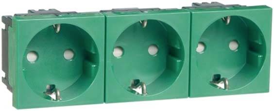 Drei grüne Steckdosen in einer Reihe, europäischer Typ F, für den Anschluss von Elektrogeräten.