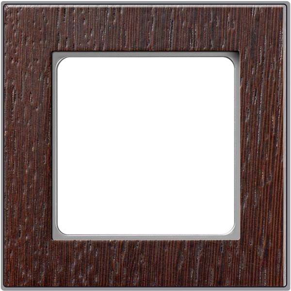 Leere hölzerne Bilderrahmen in quadratischer Form vor weißem Hintergrund.