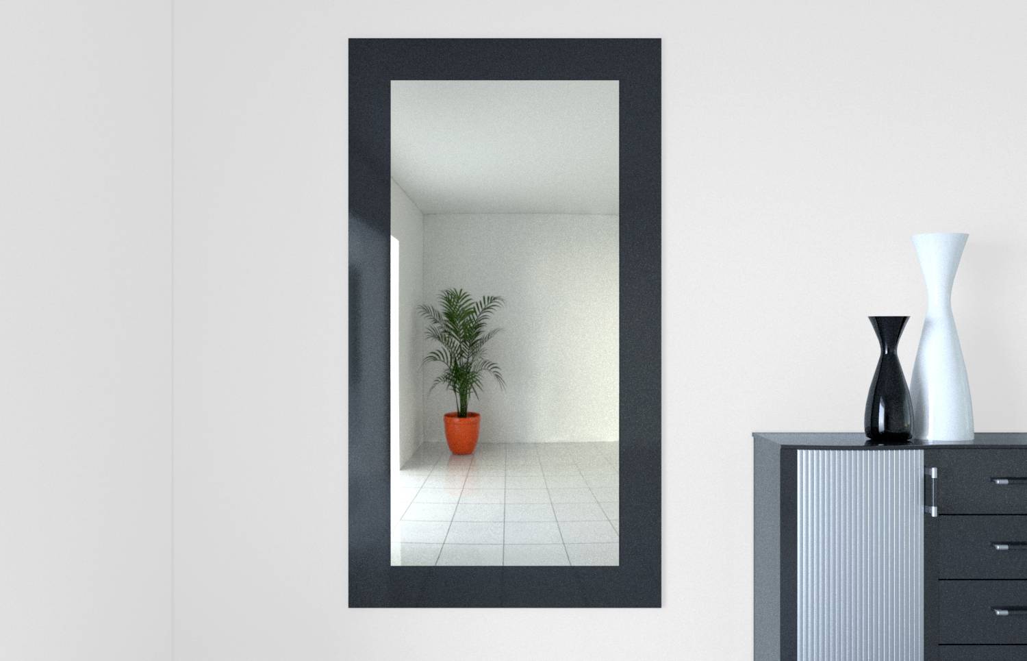 Ein großer Spiegel an einer Wand reflektiert einen leeren Raum mit einem einzigen grünen Pflanztopf. Ein Schrank mit Vasen steht daneben.