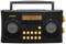 Ein tragbares schwarzes Radio mit Displayanzeige 'FM 107.9', Lautsprechern und mehreren gelben Bedientasten. Markenname links oben.