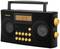 Ein schwarzes tragbares Radio mit gelben Knöpfen und einem Display, das 'FM 107.9' anzeigt. Zwei Lautsprecher sind sichtbar.