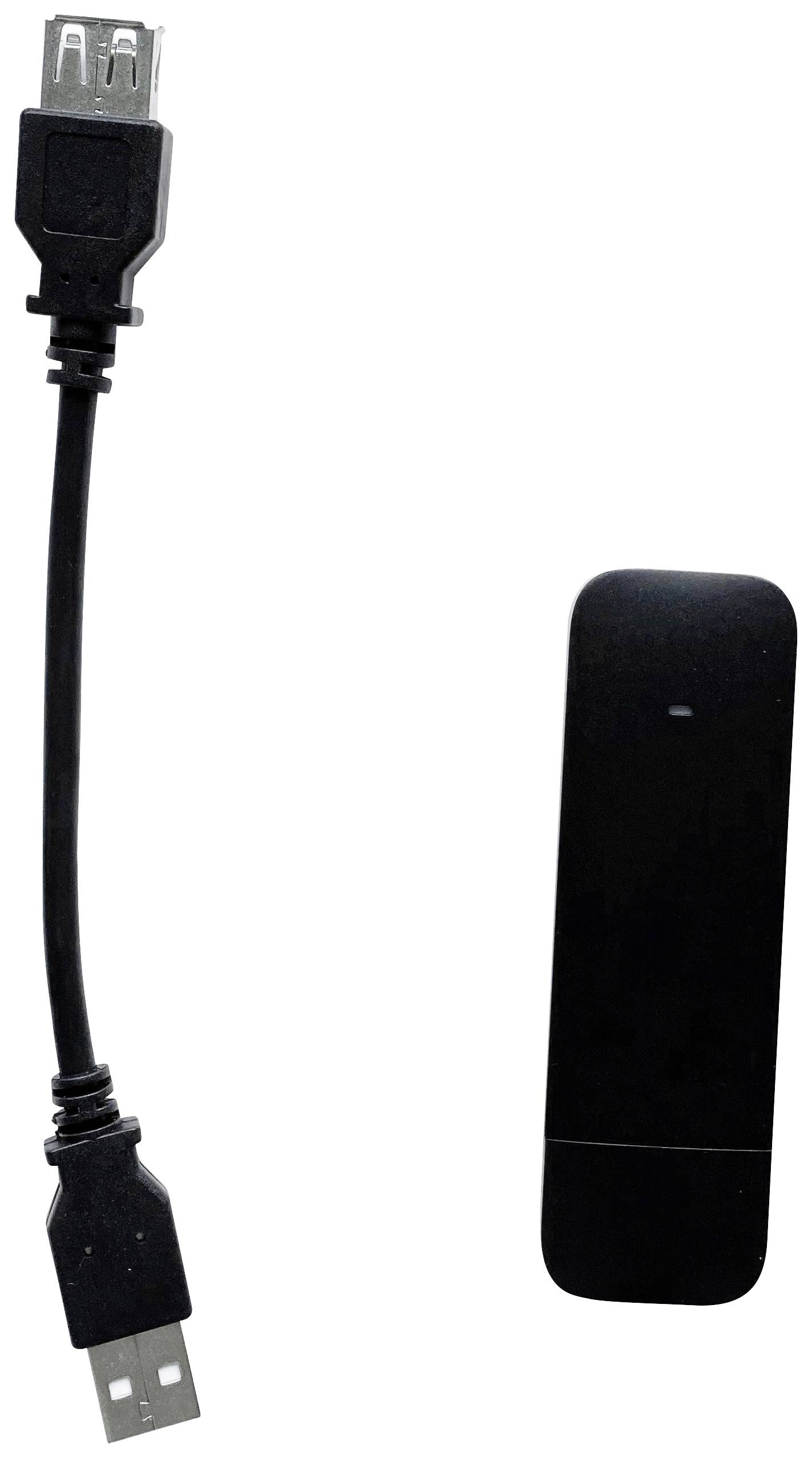 Ein USB-Kabel liegt neben einem schwarzen USB-Stick auf weißem Hintergrund.
