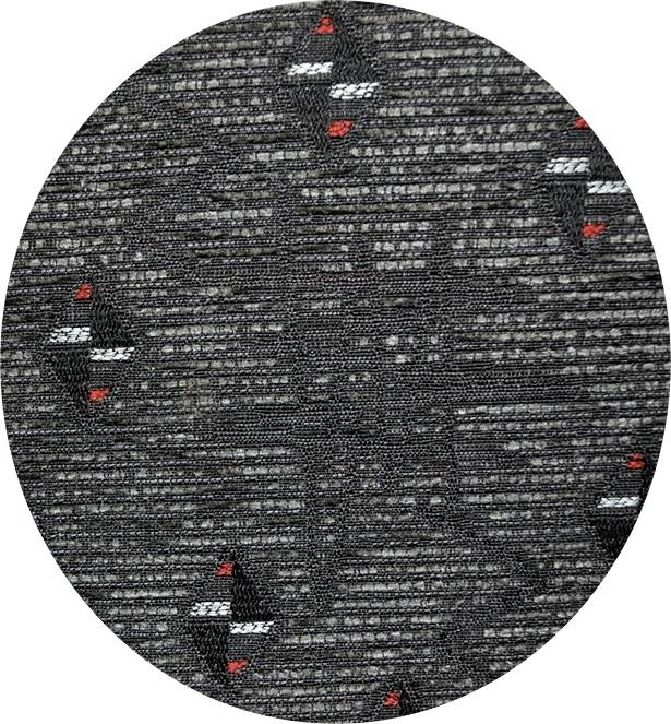 Oberfläche eines Stoffes mit einem geometrischen Muster aus schwarzen, grauen und roten Fäden. Das Design wirkt texturiert und subtil dekorativ.