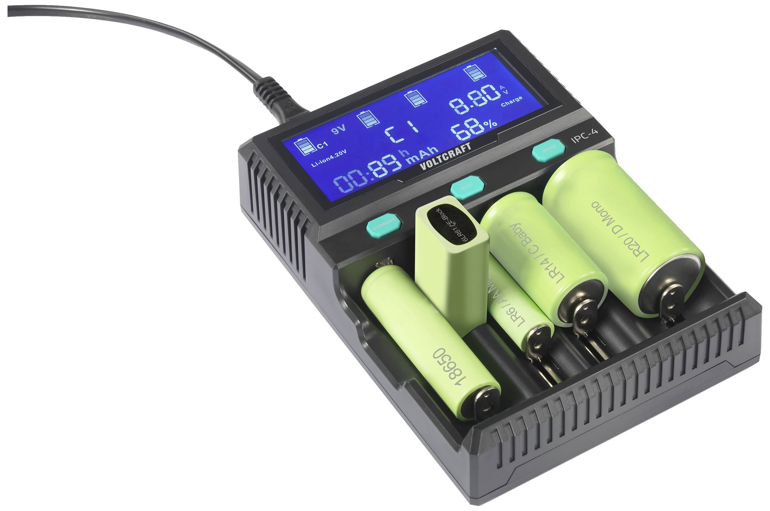 Ein Batterieladegerät mit vier Ladeplätzen, die verschiedene Batterien aufladen. Ein blauer Bildschirm zeigt Ladestatistiken an.