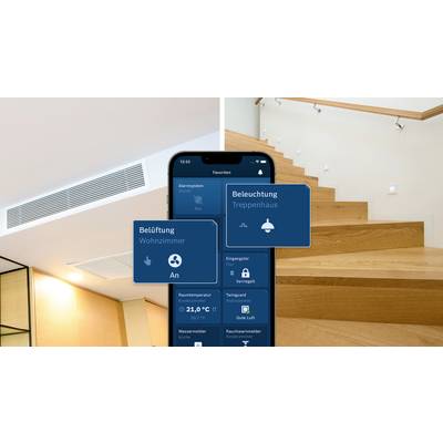 Ein Smartphone zeigt eine Smart-Home-App mit Optionen zur Steuerung von 'Belüftung Wohnzimmer' und 'Beleuchtung Treppenhaus'. Im Hintergrund eine Treppe.