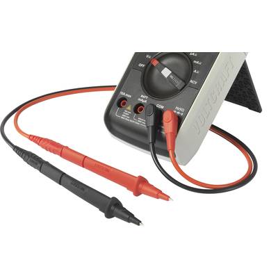 Digitalmultimeter mit roten und schwarzen Messleitungen, auf einem Ständer geneigt. Zeigt Einstellungen für Spannung und Stromstärke.