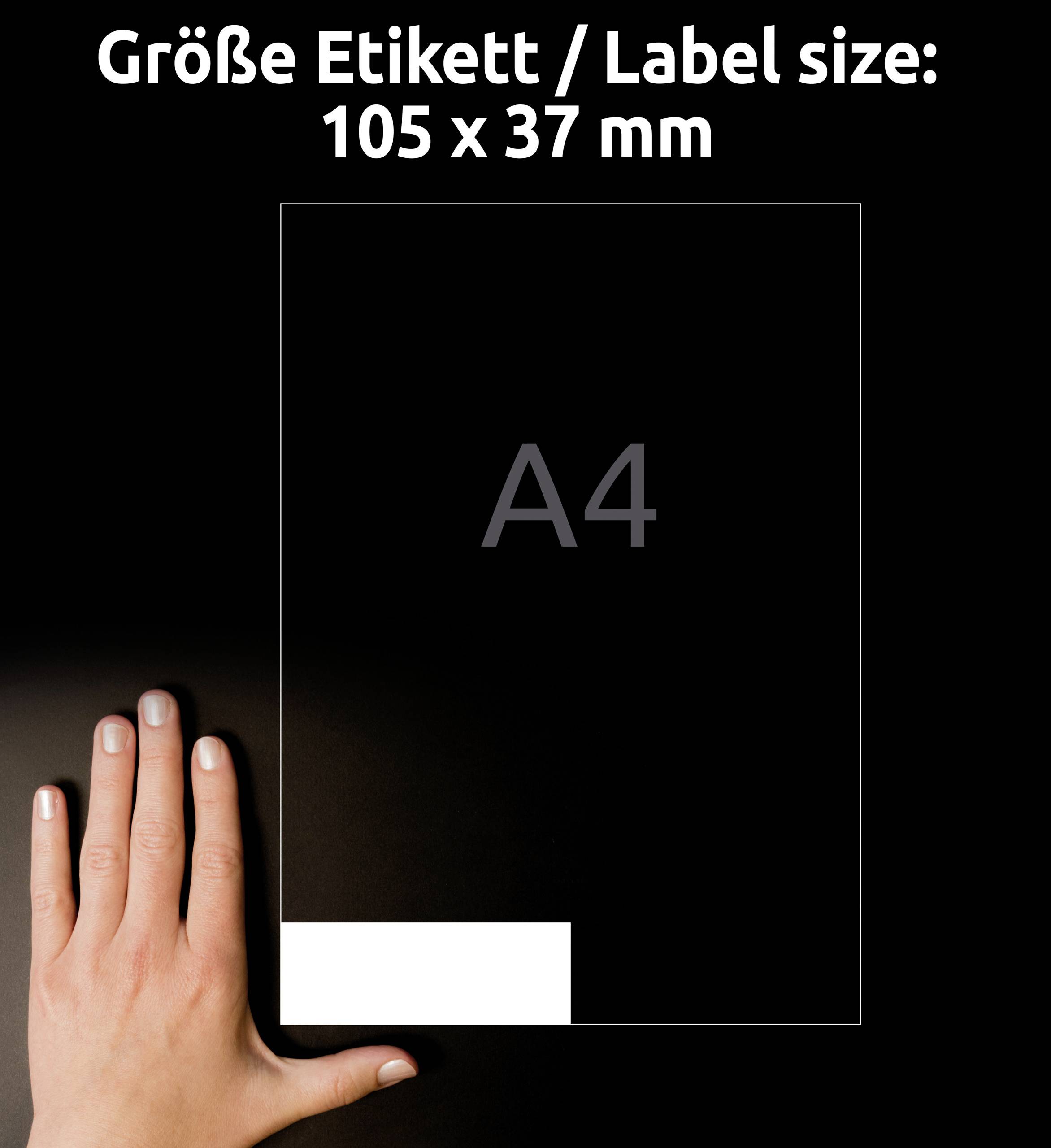 'Größe Etikett / Label size: 105 x 37 mm' auf schwarzem Hintergrund. Eine menschliche Hand zeigt auf ein leeres A4-Dokument.