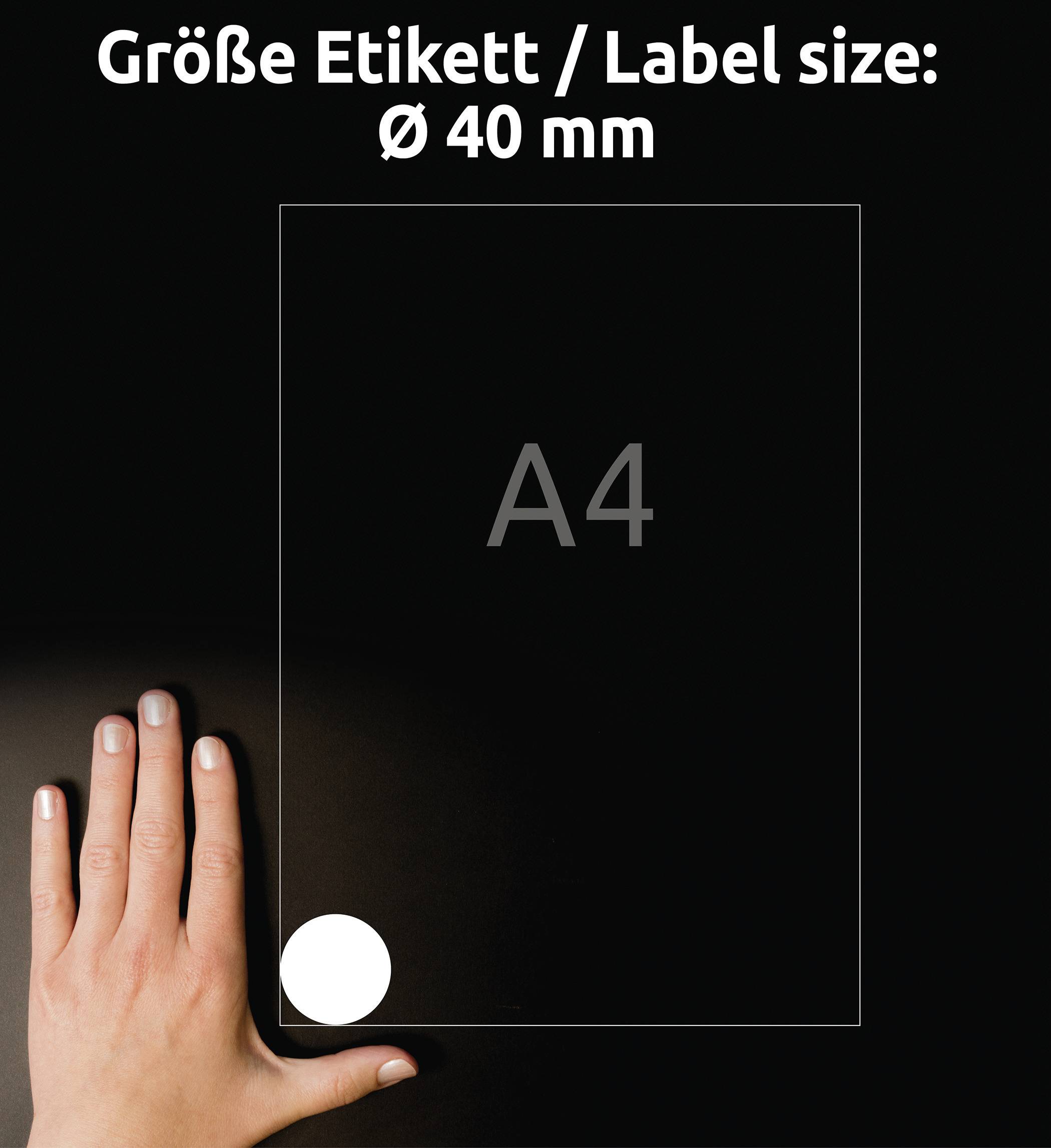 'Größe Etikett / Label size: Ø 40 mm' dargestellt auf einem A4-Blatt mit einer Hand links zum Größenvergleich.