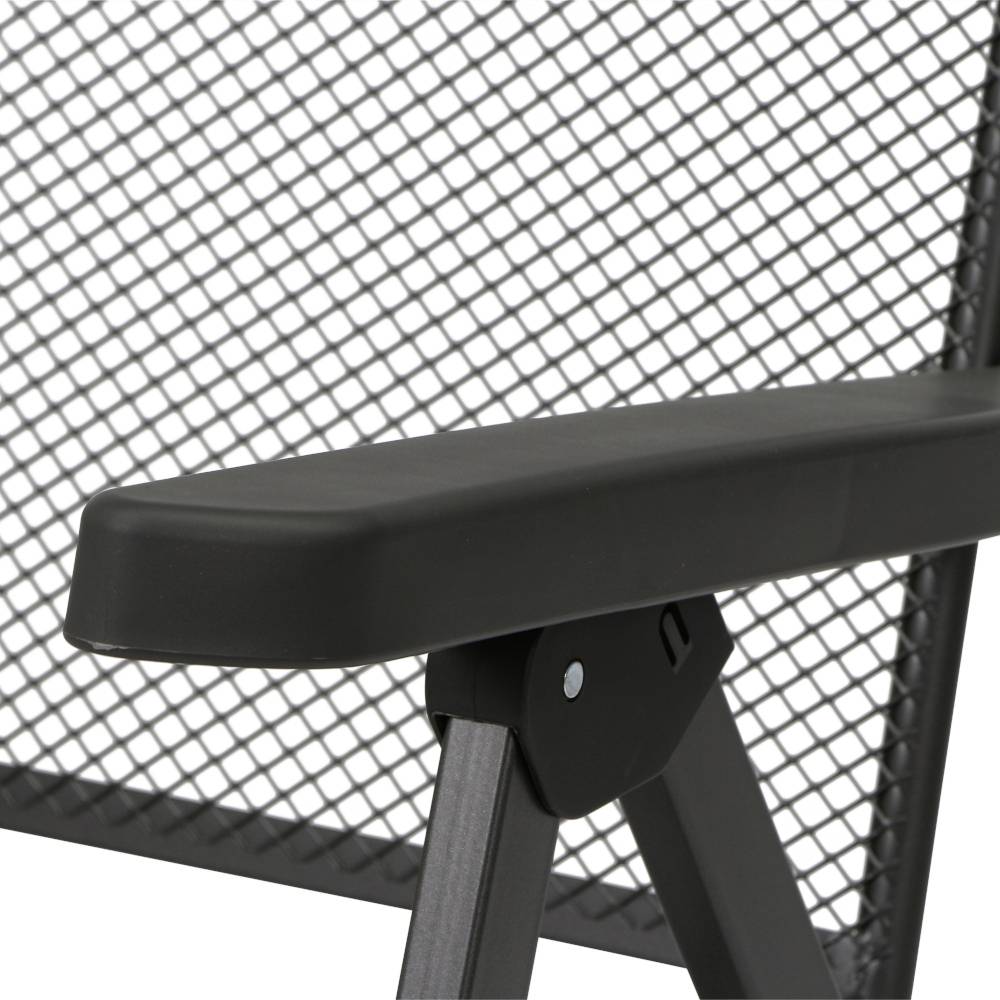 Nahaufnahme einer schwarzen Metallstuhlarmlehne und Rückenlehne aus Netzgewebe. Der Fokus liegt auf der robusten Konstruktion und dem modernen Design.