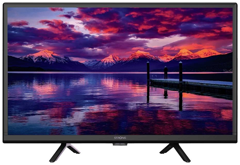 Ein Fernseher zeigt ein lebhaftes Landschaftsbild mit einem See, Steg und schneebedeckten Bergen unter einem dramatisch roten Himmel.