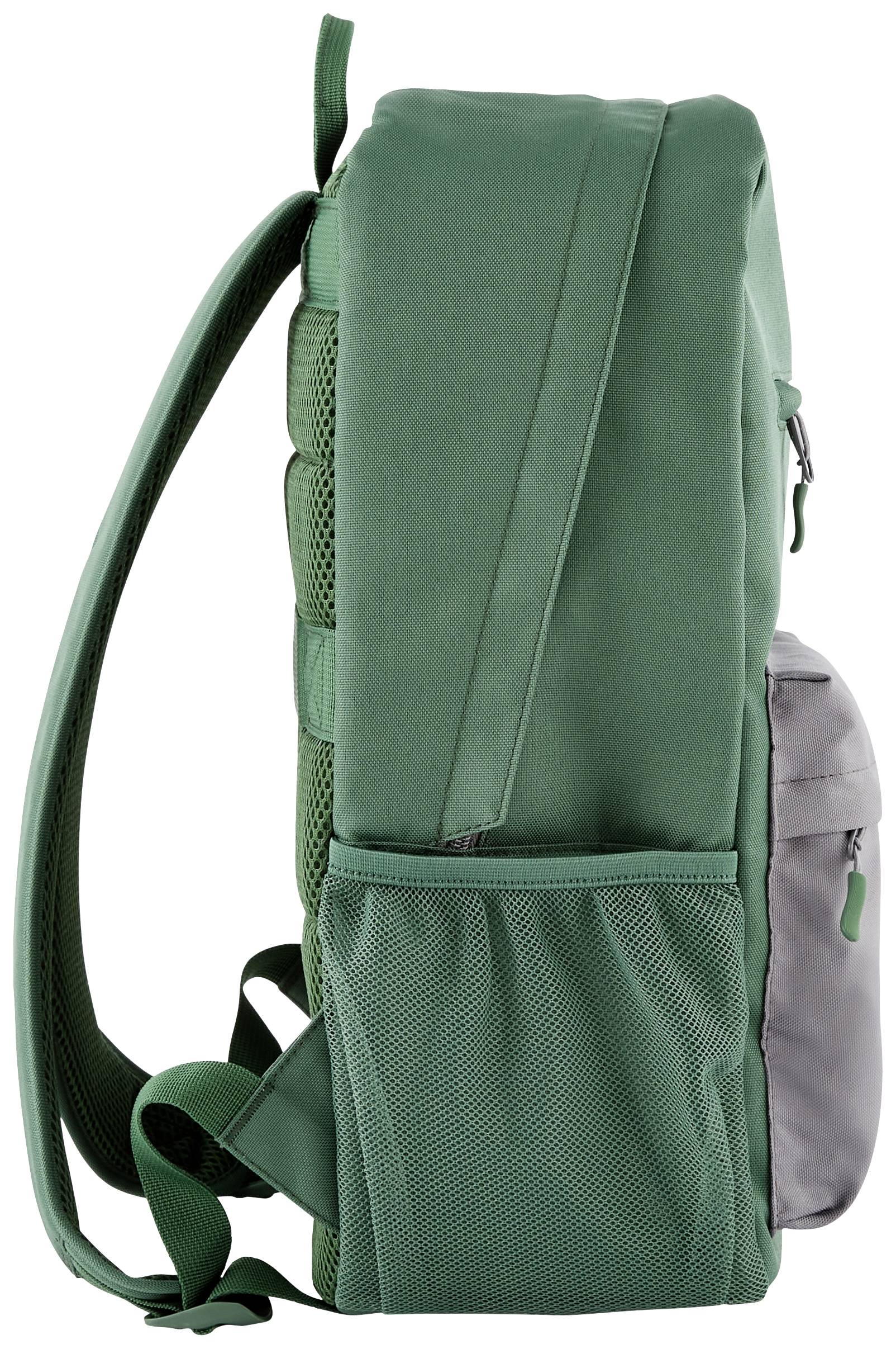Ein grüner Rucksack von der Seite, mit zwei verstellbaren Gurten und mehreren Taschen, darunter eine seitliche Netztasche.