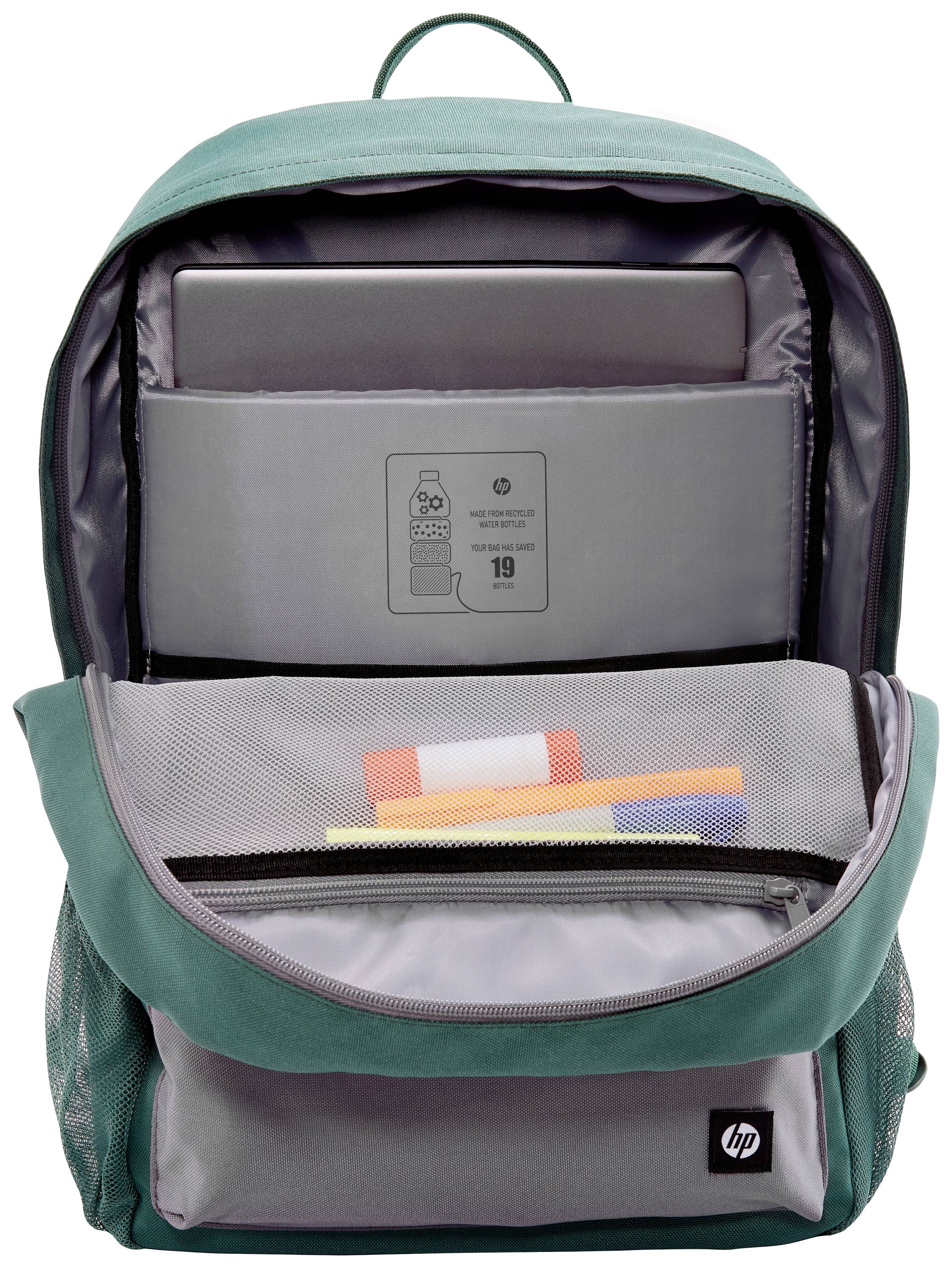 Geöffneter grüner Rucksack mit Laptopfach. Ein Laptop steckt in der Laptop-Abteilung. Darunter sind Stifte und Notizbücher sichtbar.