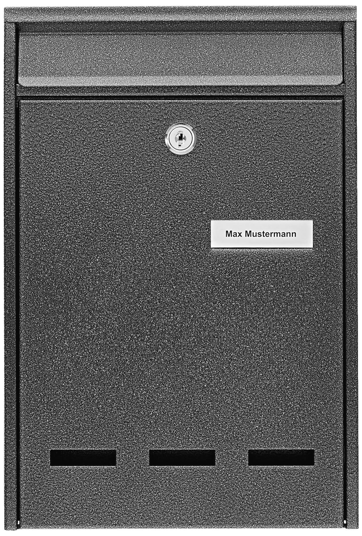 Ein schwarzer Briefkasten mit einem Namensschild 'Max Mustermann'. Der Schlitz ist oben, und ein Schloss ist darunter sichtbar.