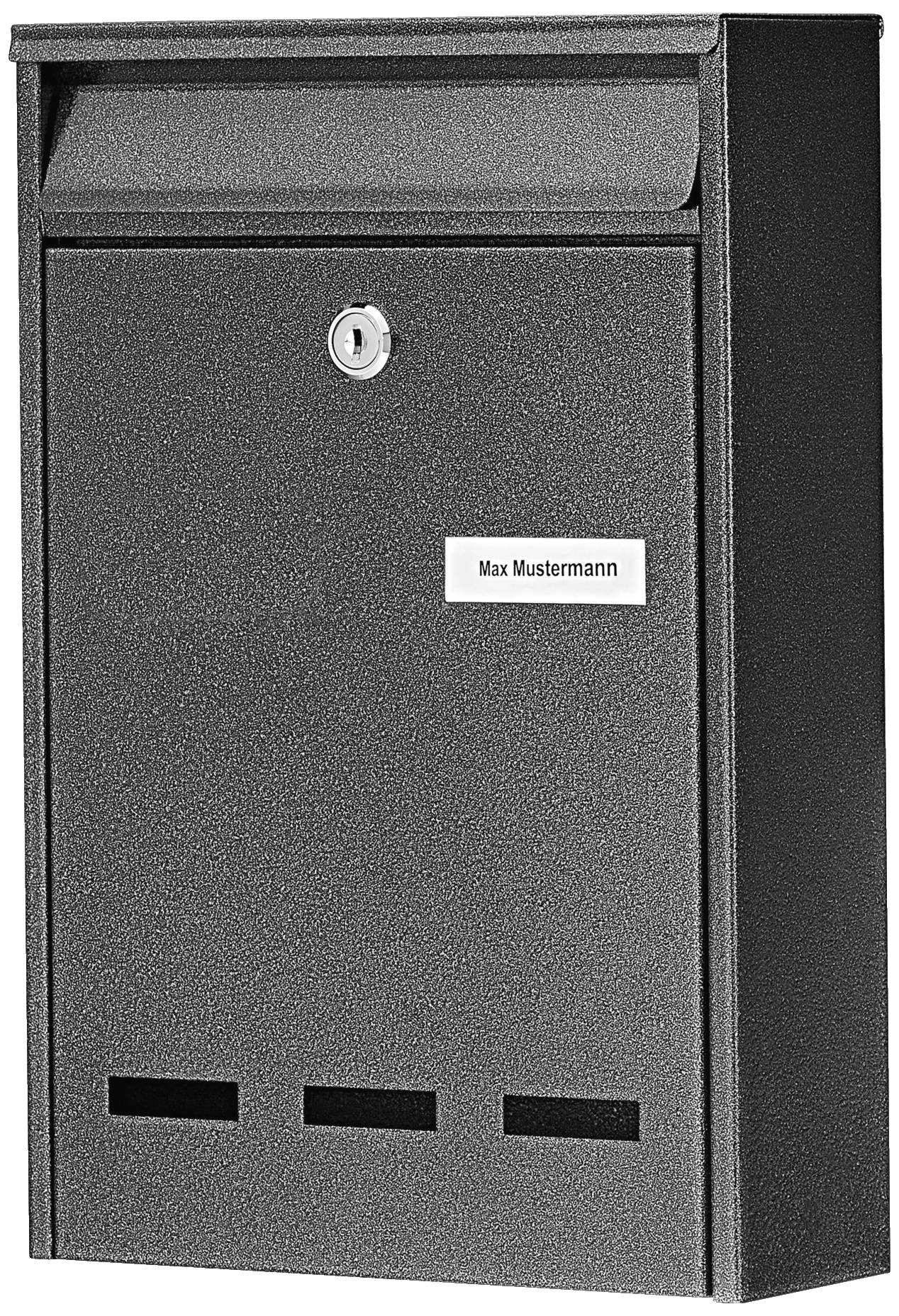 Schwarzer Wandbriefkasten aus Metall mit kleinem Namensschild 'Max Mustermann' vorne.