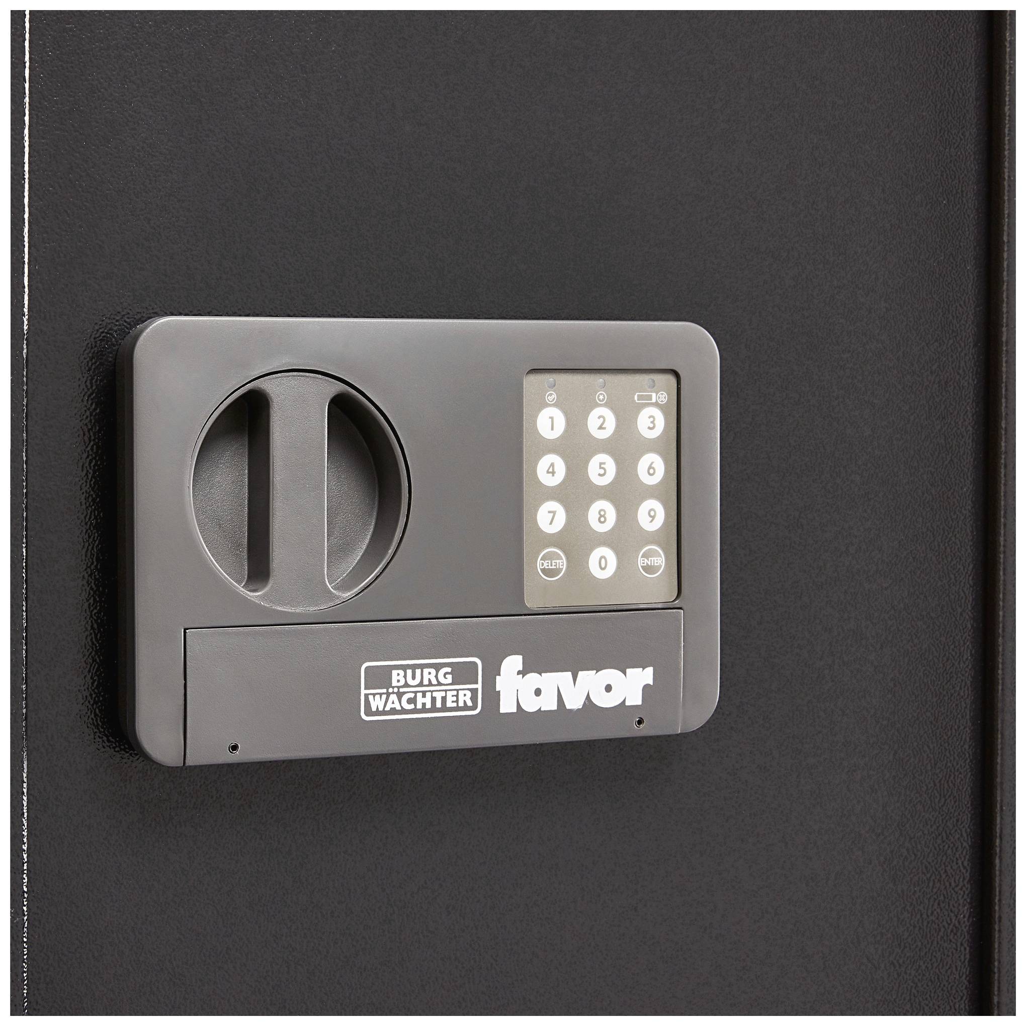 Grauer Safe mit elektronischem Zahlenschloss und Drehgriff, Aufschrift 'BURG WÄCHTER favor' auf der Frontseite.