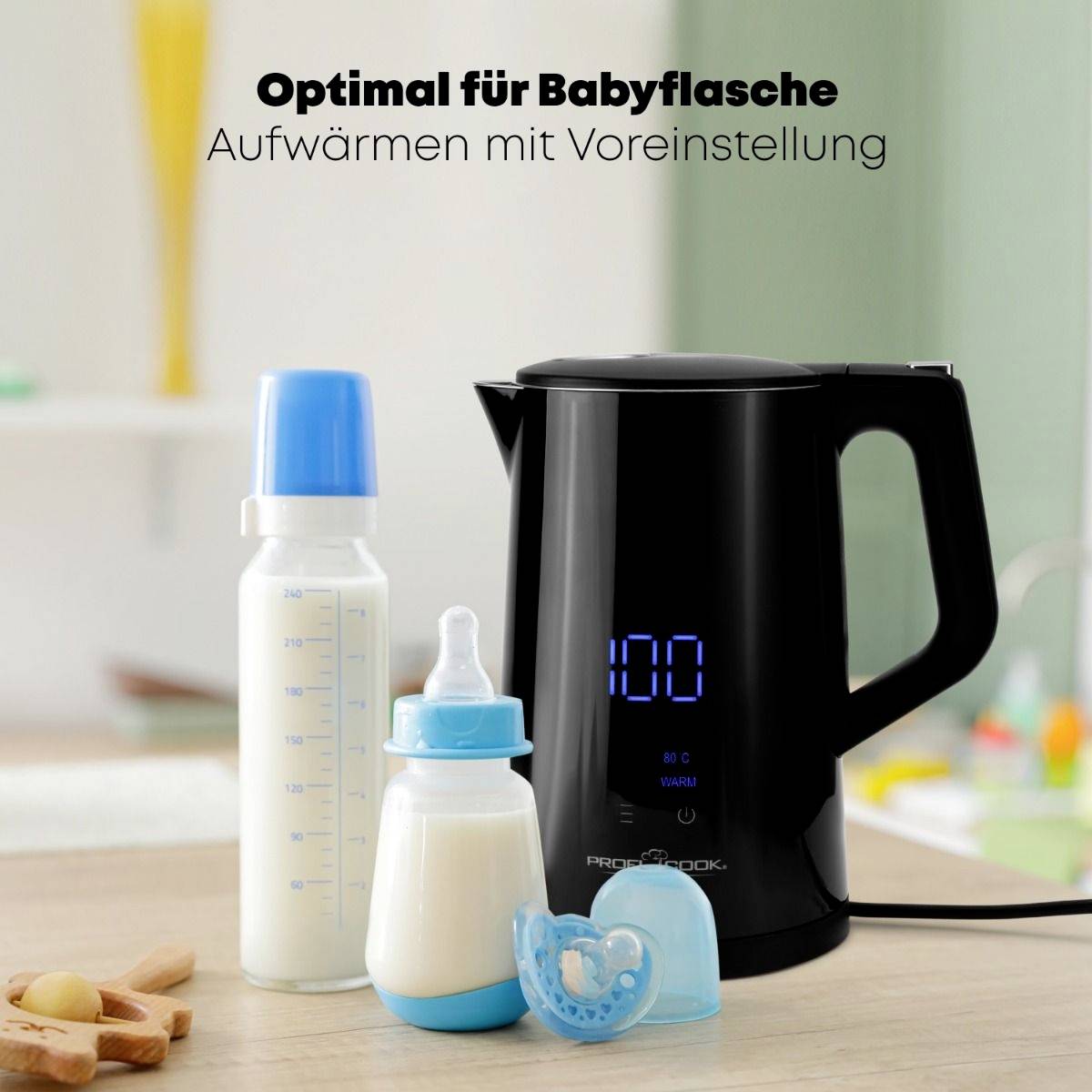 'Optimal für Babyflasche. Aufwärmen mit Voreinstellung.' Ein schwarzer Wasserkocher neben zwei Babyflaschen auf einer Küchentheke.