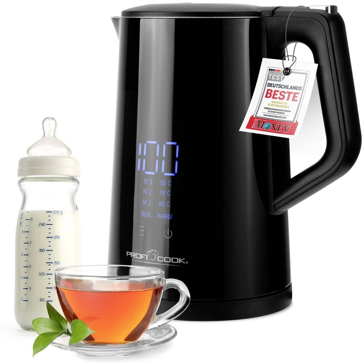 'Schwarzer Wasserkocher mit digitalem Display zeigt 100°C. Daneben stehen eine Tasse Tee und eine Babyflasche. Auszeichnung auf Etikett.'
