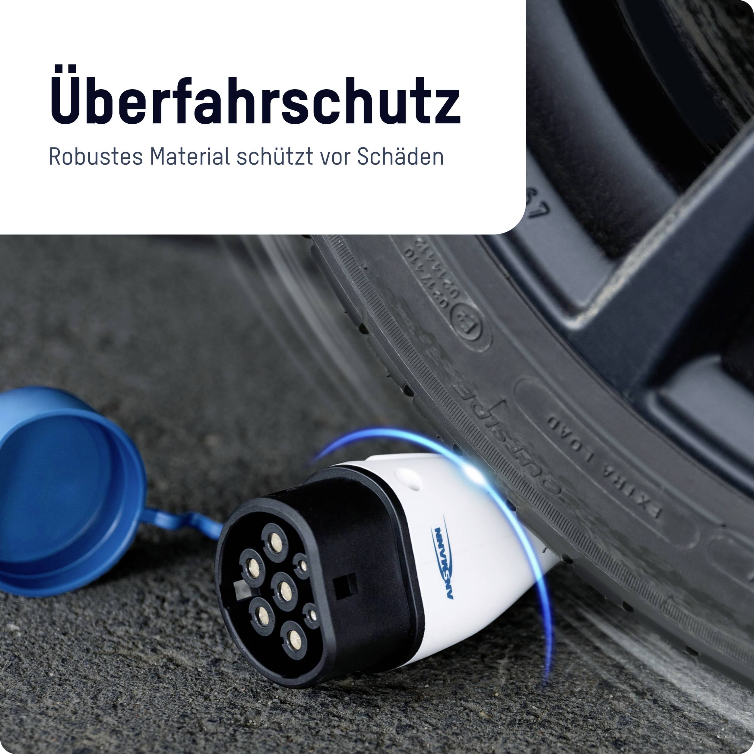 Ein Elektroauto überfährt ein Ladekabel, das intakt bleibt. Text: 'Überfahrschutz - Robustes Material schützt vor Schäden'.