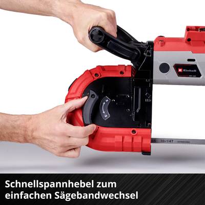 Eine Person hält eine rote Werkzeugmaschine mit einem schwarzen Schnellspannhebel, der den schnellen Wechsel von Sägeblättern ermöglicht.