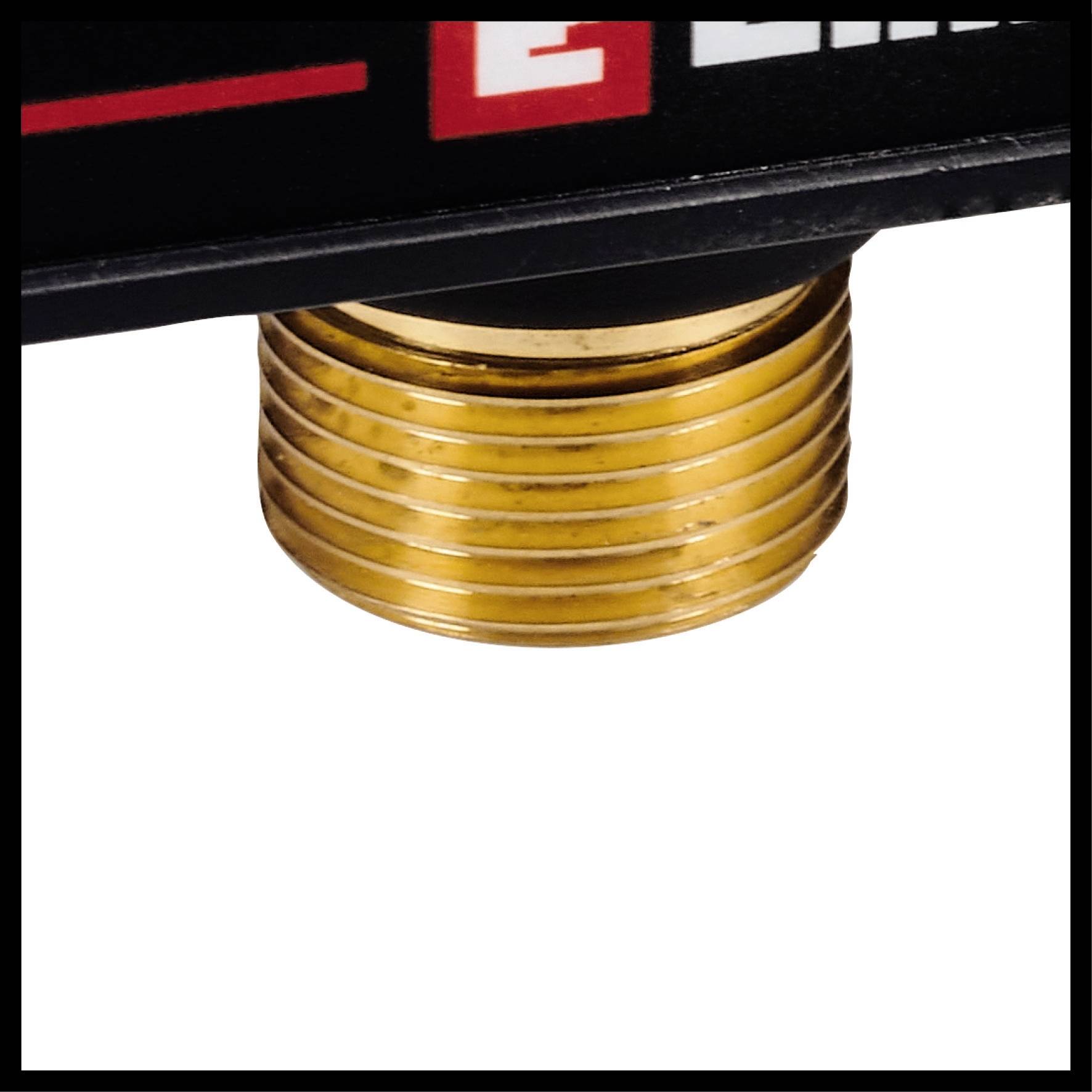 Ein messingfarbenes Gewindeteil, vermutlich ein Anschluss, ragt unter einem schwarzen Gehäuse hervor.