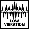 Schwarz-weiße Grafik mit Wellenlinien und dem Text 'LOW VIBRATION' darunter.