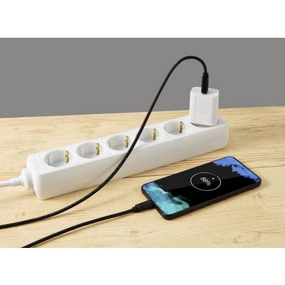 Ein Smartphone wird mit einem Kabel an eine Steckdosenleiste geladen. Die Batterieladung zeigt 80 % an.