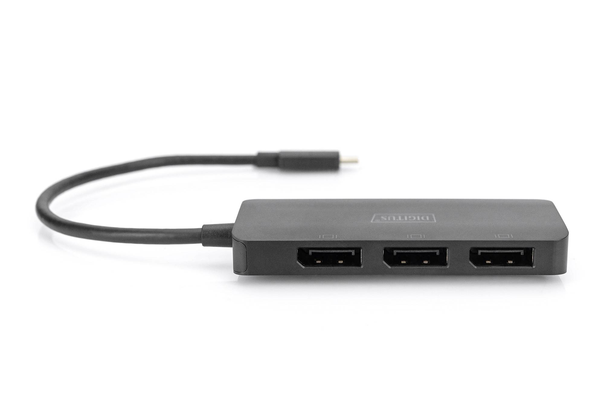 Ein schwarzer Hub mit einem USB-C-Kabel und drei HDMI-Anschlüssen, geeignet zur Erweiterung von Anschlussmöglichkeiten für Monitore.