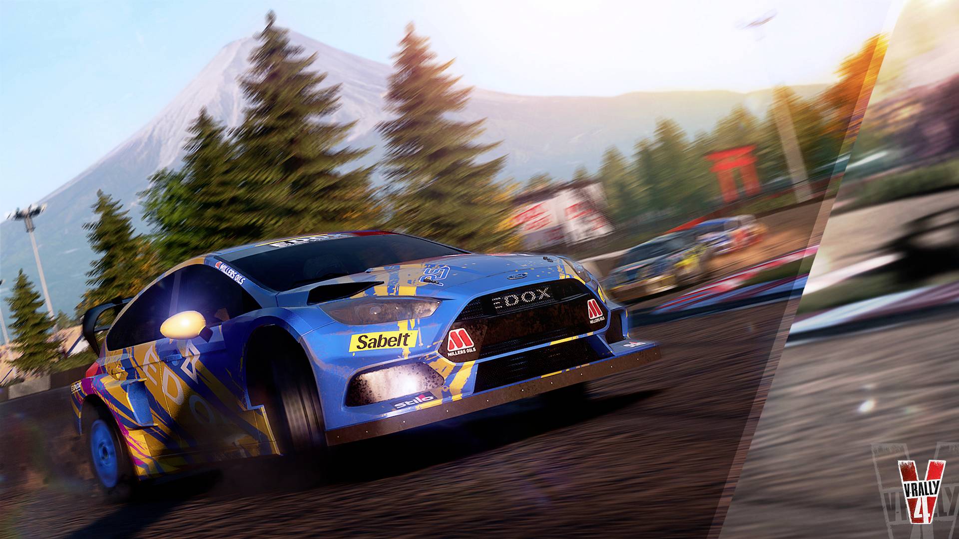Ein blaues Rallyeauto fährt schnell auf einer kurvigen Schotterstraße. Im Hintergrund sind Bäume und ein Berg zu sehen, rechts steht das Logo von 'V-Rally 4'.