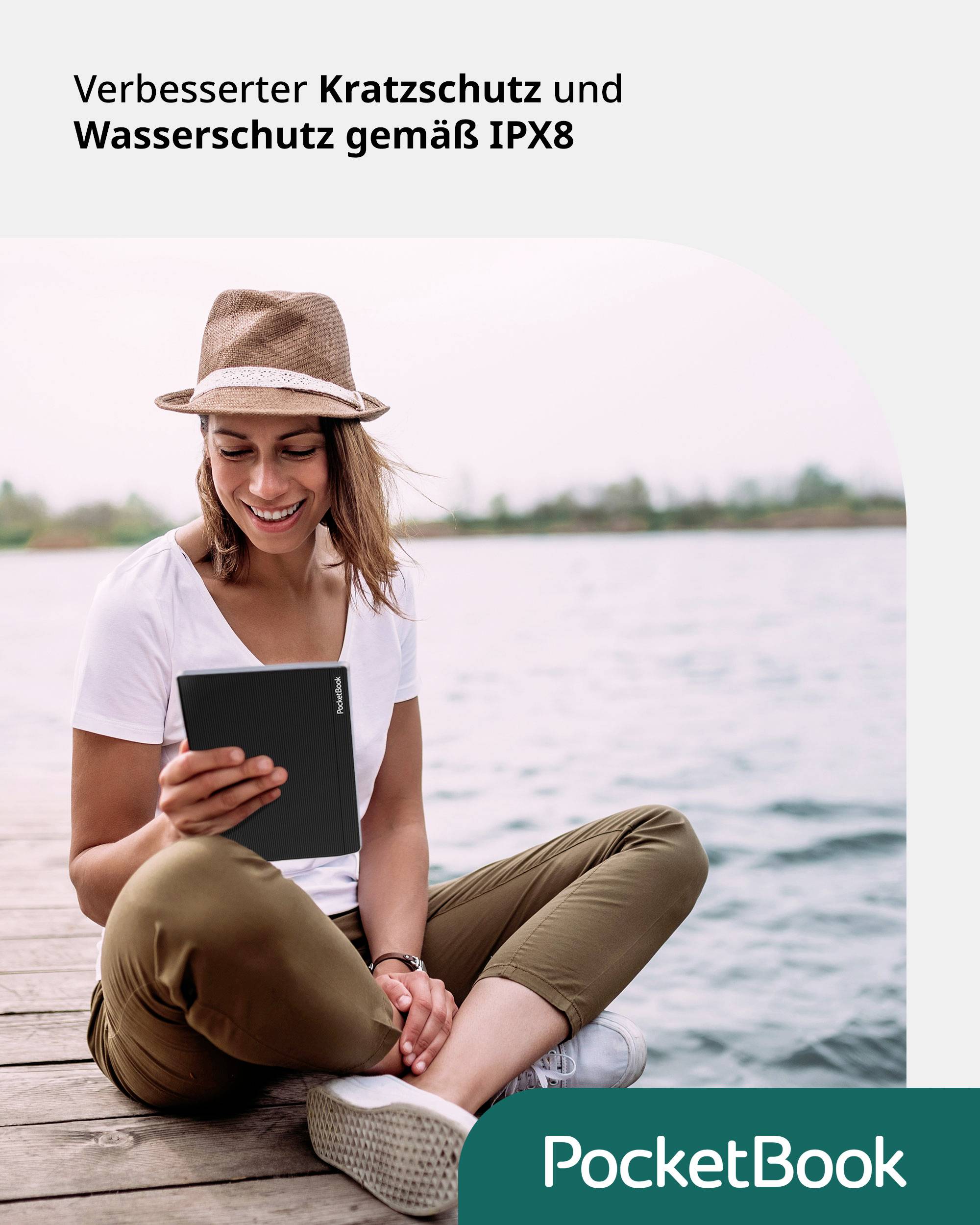 Eine Person sitzt draußen, liest auf einem E-Reader. Text: 'Verbesserter Kratzschutz und Wasserschutz gemäß IPX8'. PocketBook-Logo.