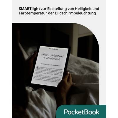 Eine Person liest ein E-Book auf einem PocketBook-Gerät im Bett. Auf dem Bildschirm steht der Titel 'Alice's Adventures in Wonderland'.