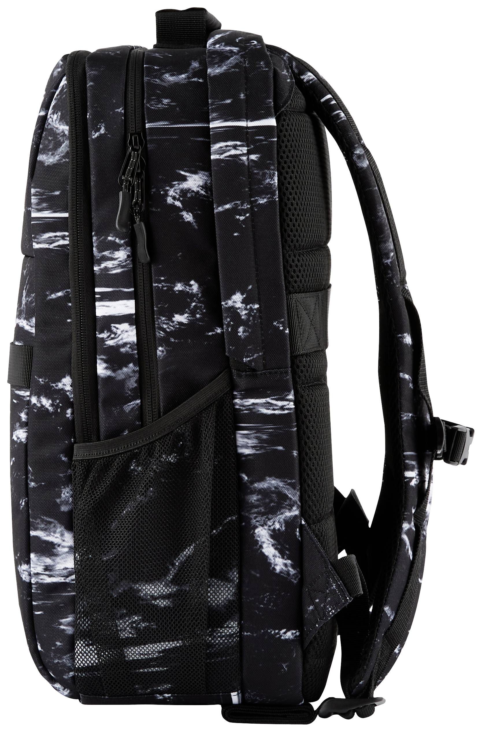 Ein schwarzer Rucksack mit weißem Marmor-Muster, seitlich abgebildet. Verstellbare Schulterriemen und Netz-Seitentasche sichtbar.