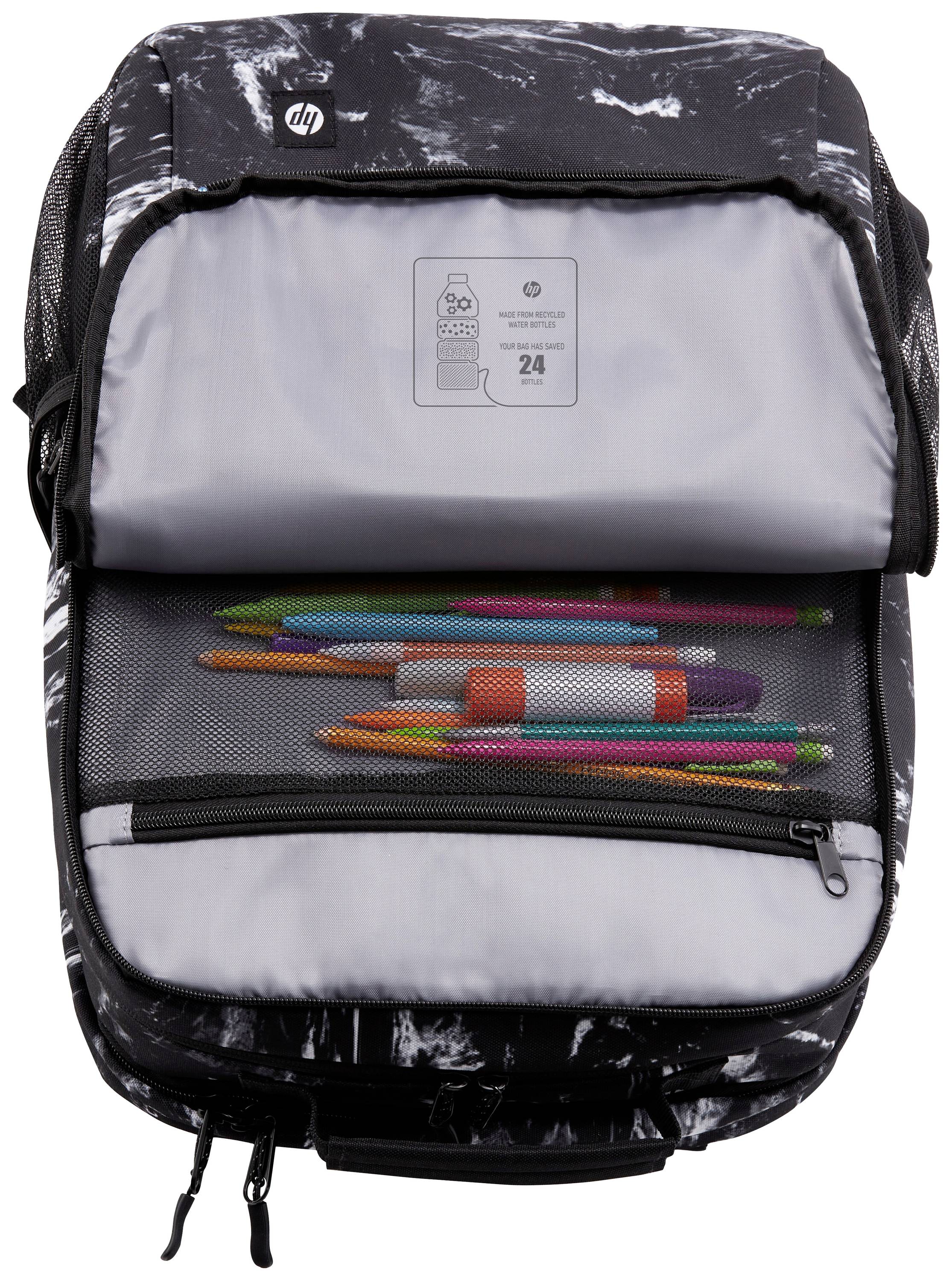 Ein geöffneter Rucksack zeigt bunte Stifte in einem Netzfach, geeignet für Schule oder Büro, mit Flaschenfach-Abbildung und Symbolen innen.