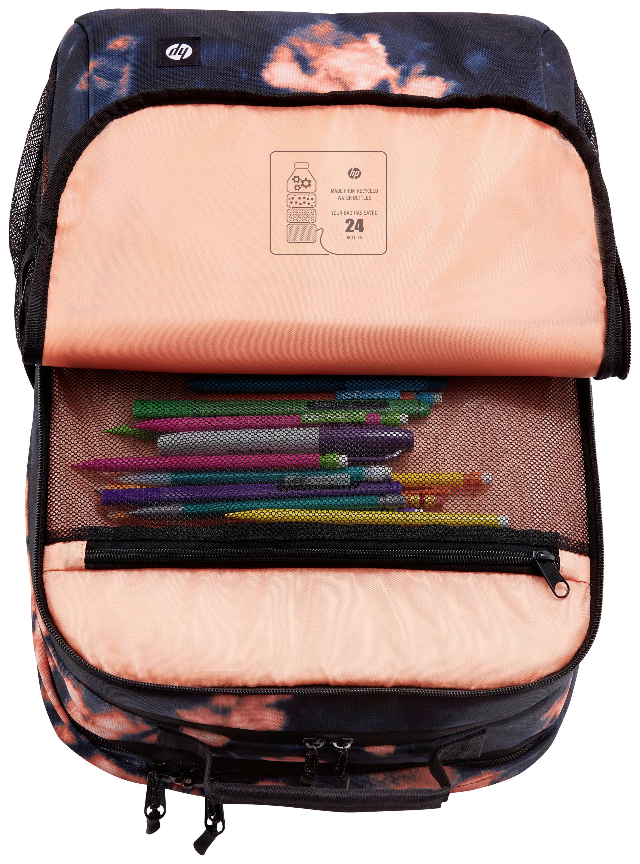 Ein offener Rucksack zeigt mehrere farbige Stifte im Inneren. Auf der Innenseite des Deckels ist eine Anleitung für die Nutzung abgebildet.