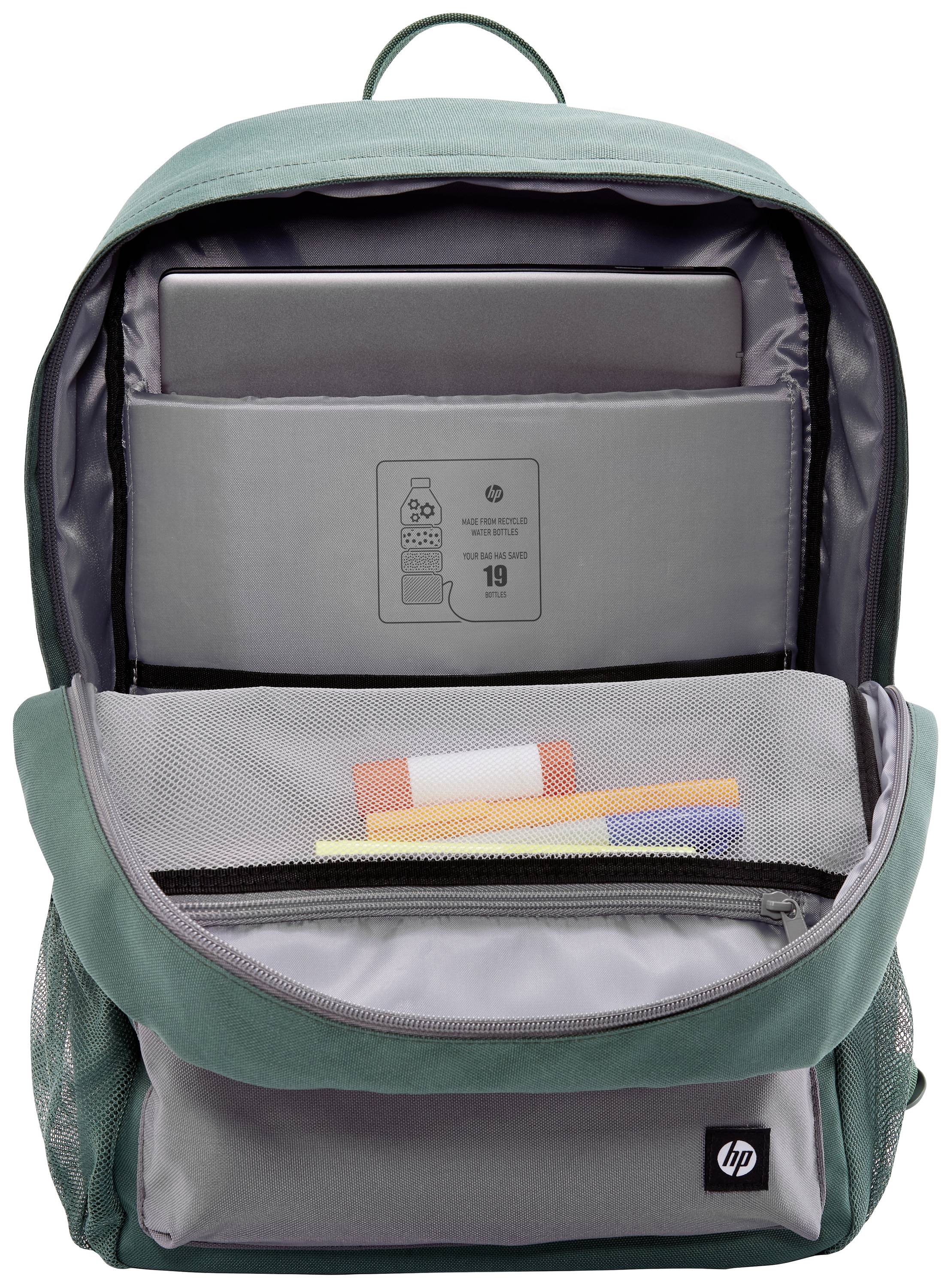 Ein geöffneter grüner Rucksack mit einem Laptopfach, in dem ein Laptop verstaut ist, und Fächern mit mehreren Notizbüchern und Stiften.