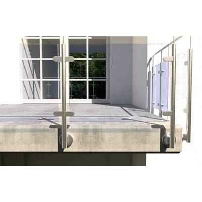 Betonbalkon mit Glasgeländer; im Hintergrund ein Fenster mit Pflanzen dahinter.