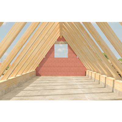 'Dachstuhl eines Hauses im Bau, aus Holz, mit offenem Giebel und roter Ziegelwand im Hintergrund, klarer Himmel darüber.'
