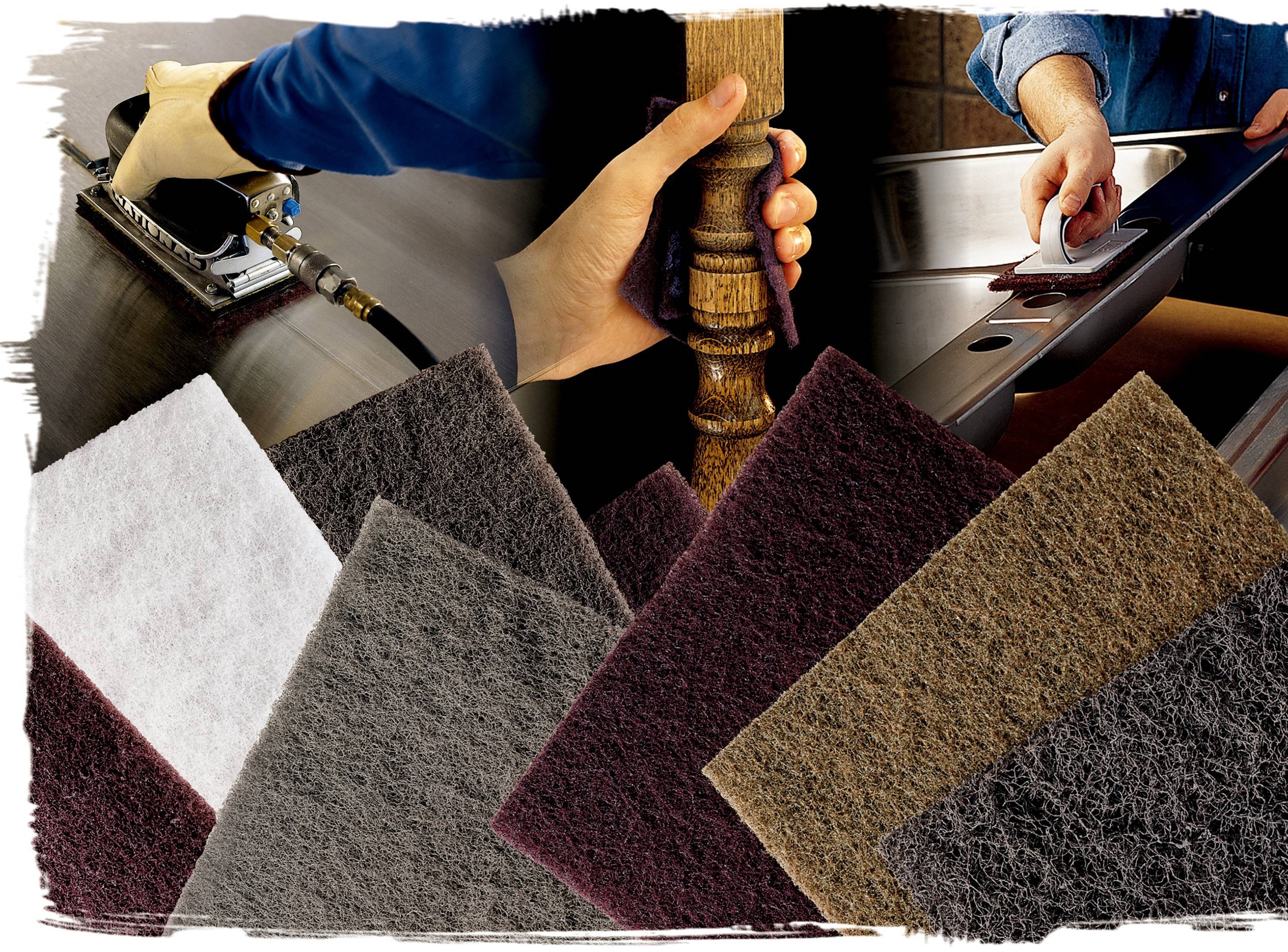 Verschiedene Schleifpads in verschiedenen Farben vor Bildern, die Anwendungen zeigen: Oberflächenbearbeitung, Holzpolitur und Metallabschleifen.