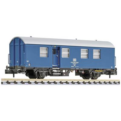 Blauer Güterwaggon mit silbernem Dach auf Gleis. Waggon hat Fenster und Seitentür, gehört zu einer deutschen Eisenbahngesellschaft.