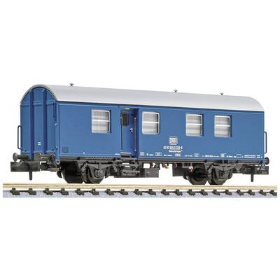 Ein Modell eines blauen Güterwaggons der deutschen Bahn mit detaillierten Beschriftungen auf einer Schienenstrecke.
