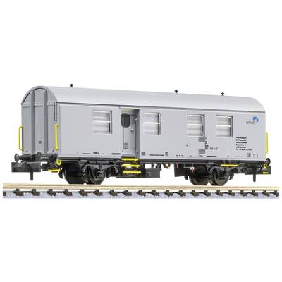 Grau gestrichener Eisenbahnwagen mit RWE-Logo, sitzt auf Schienen. Der Wagen hat Fenster und Türen, gelbe Details auf der Leiter.