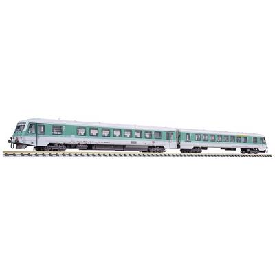 Ein grüner und weißer Zug steht auf den Gleisen. Der Zug hat zwei Waggons mit zahlreichen Fenstern und eine moderne Front.
