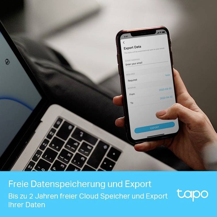 'Eine Person hält ein Smartphone mit der Anzeige zum Datenexport. Unten steht: Freie Datenspeicherung und Export bis zu 2 Jahren.'