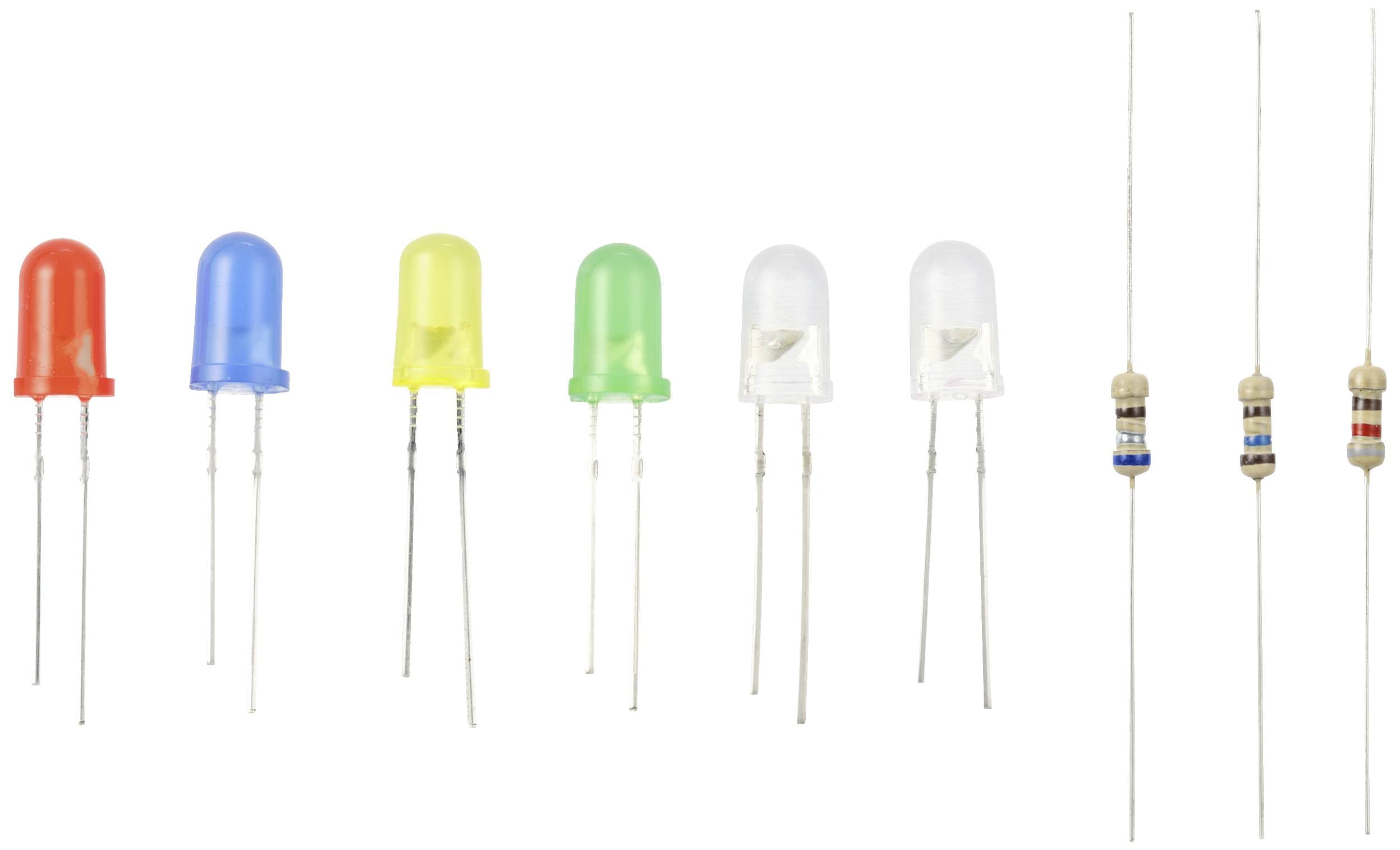 Mehrere bunte Leuchtdioden (LEDs) und Widerstände nebeneinander auf weißem Hintergrund.