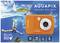 Eine orangefarbene Unterwasserkamera mit der Aufschrift 'Aquapix W2024 Splash', 5MP Sensor, 16MP Auflösung, 2.4" Display, 8x Zoom. Links schwimmt ein Taucher, oben ist ein Segelboot.