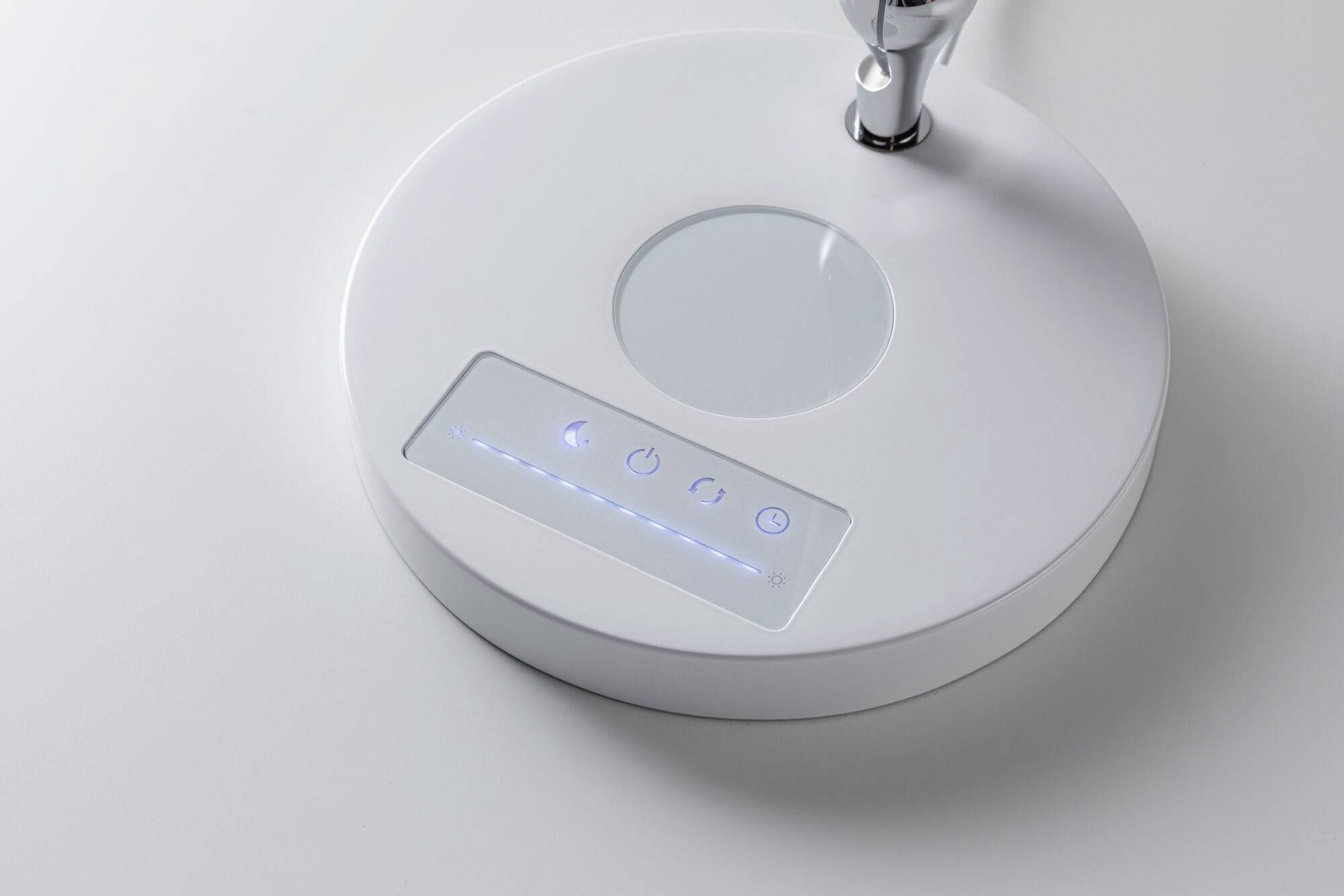 Ein weißer, runder Wasserhahn mit LED-Anzeigen und Touch-Bedienfeld zur Wassersteuerung auf einer flachen Oberfläche.