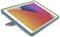 Ein Tablet in einer blau-gelben Hülle liegt leicht geneigt auf einem Tischständer. Der Bildschirm zeigt bunte geometrische Formen.